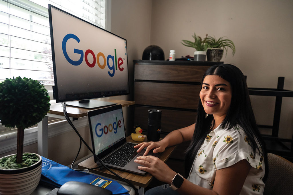 Emely in front of her computer monitor
