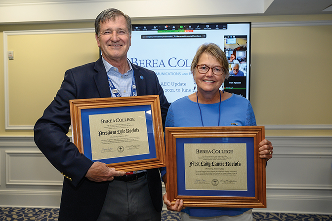 Lyle and Laurie Roelofs hold honorary alumni certificates