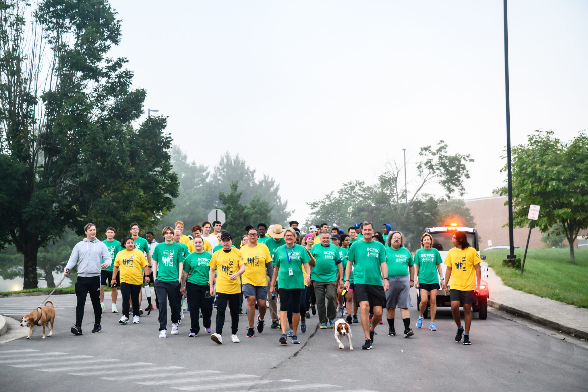 Group of runners in athletic wear, President and Mrs. President Roelofs in the front.