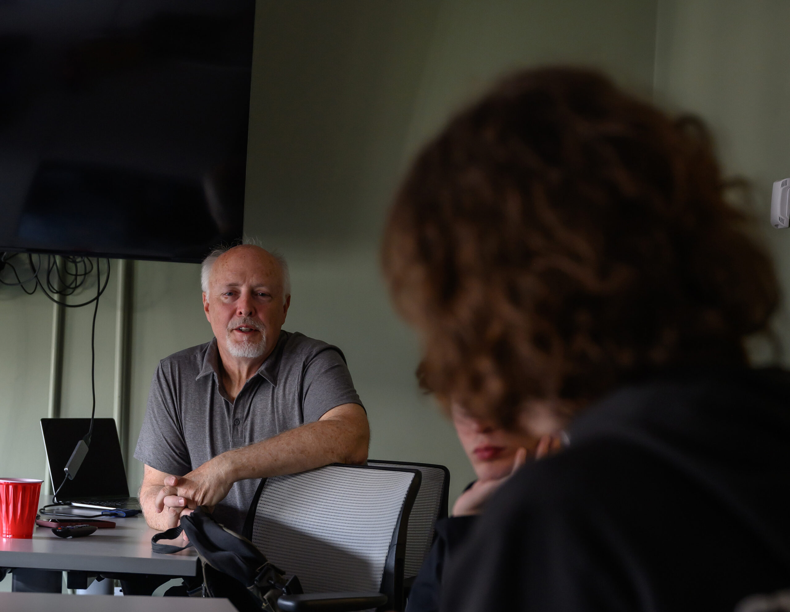 O'Neil Arnold '85 speaks Berea College Multimedia students.